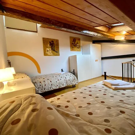 Cozy 4th And Top Floor Apartment