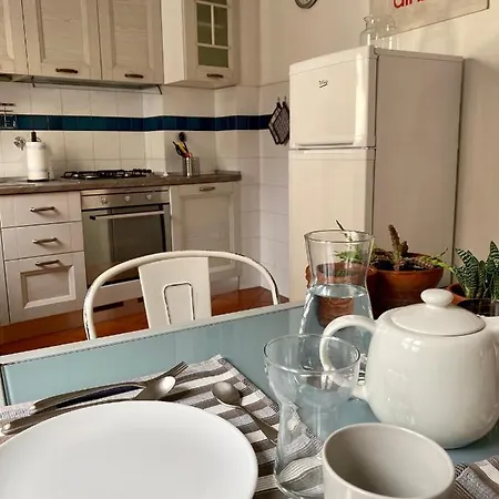 Cozy 4th And Top Floor Apartment