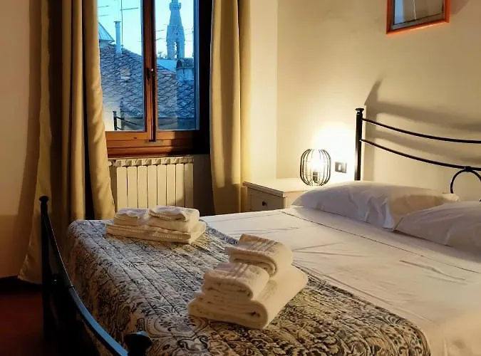 Апартаменты Cozy 4th And Top Floor